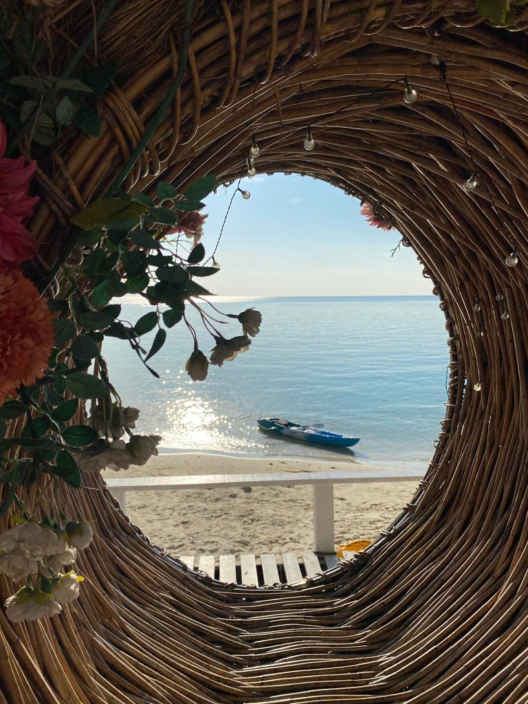 Peaking through the beach with a round swing