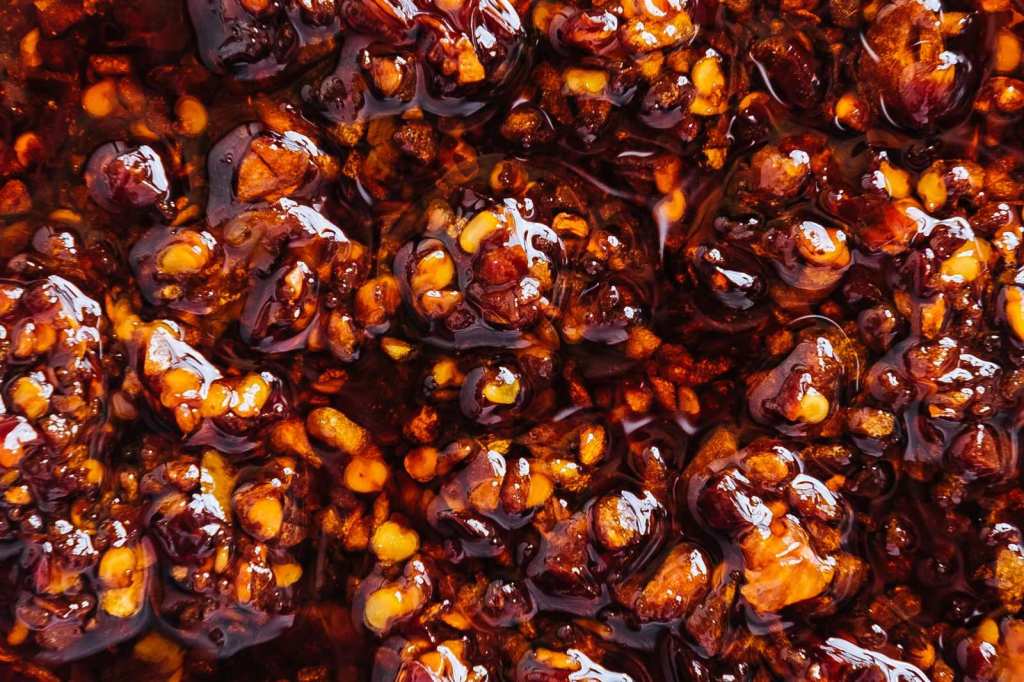 A close up look of what's inside a bottle of Serioso Chili Garlic.