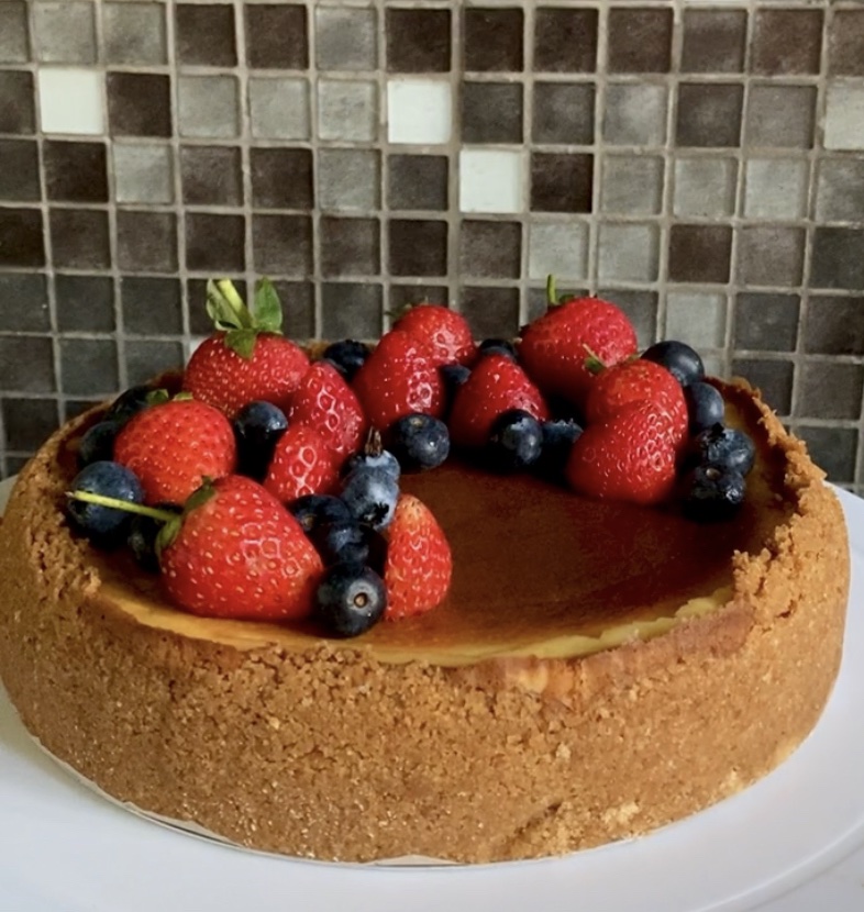 Baked cheesecake with fresh blueberries and strawberries
