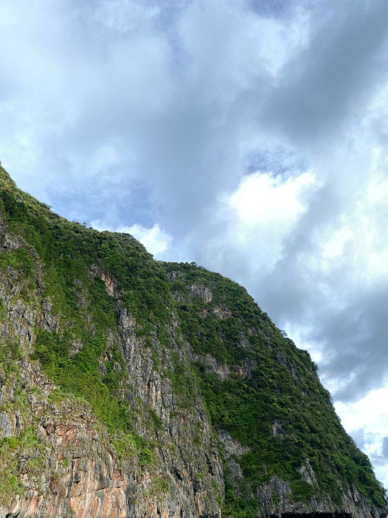 A picture of a cliff against the clouds